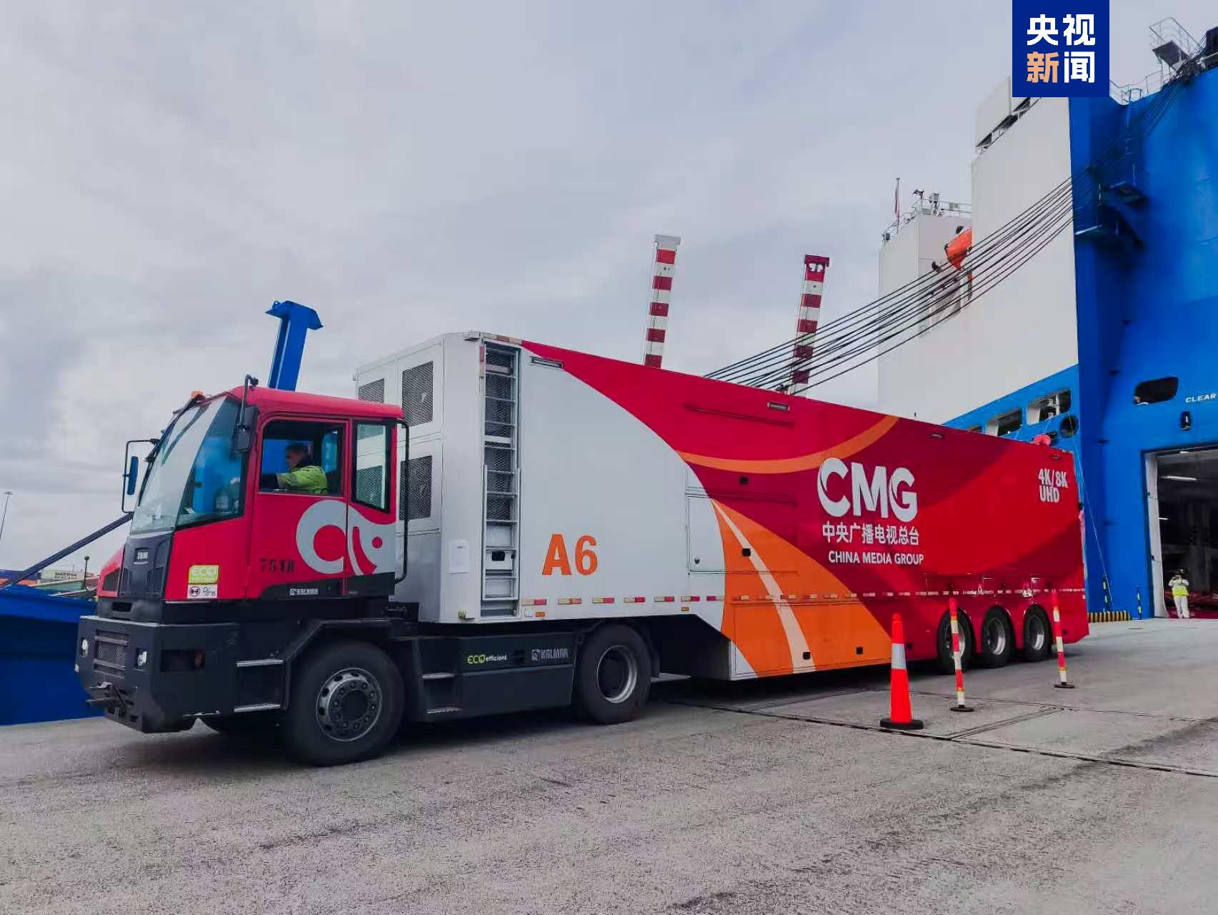 总台“中国红”超高清转播车缓缓驶出“远海口”轮船舱