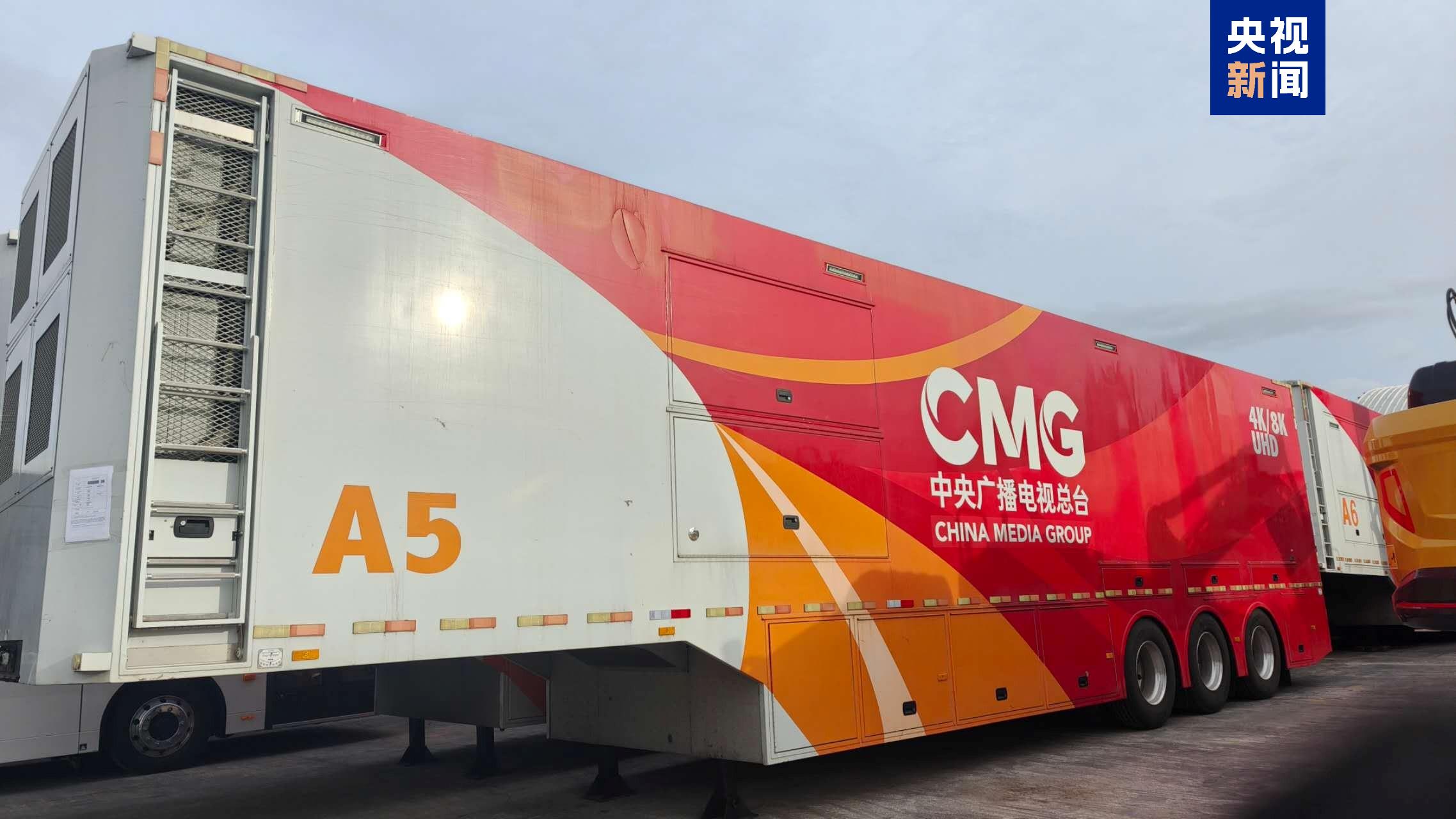 停放在利沃诺港的总台“中国红”超高清转播车